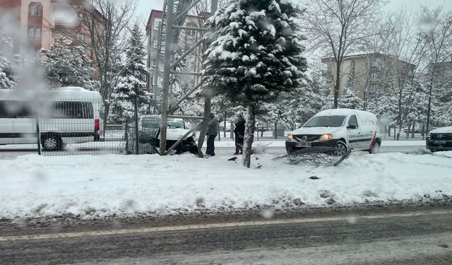 Yoğun kar yağışı ve buzlanma kazalara sebep oldu