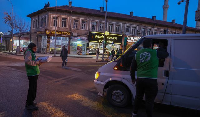 İftara yetişemeyen sürücülere su ve hurma ikram edildi