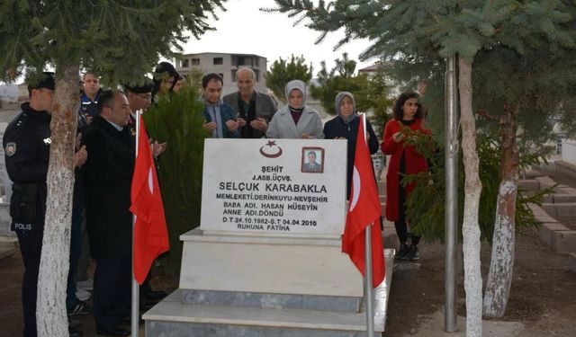 Şehit jandarma Selçuk Karabakla kabri başında anıldı