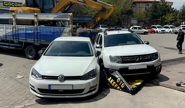Freni boşalan kamyon 4 araca çaptı