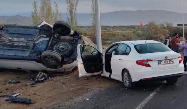 Otomobiller kafa kafaya çarpıştı: 3 yaralı
