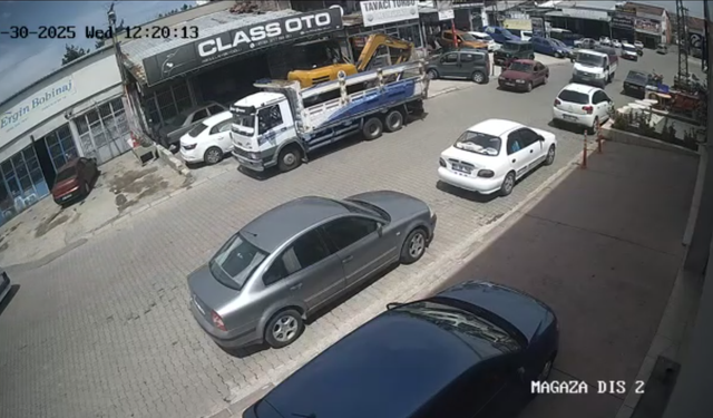 Freni boşalan kamyonun kaza anları güvenlik kamerasında