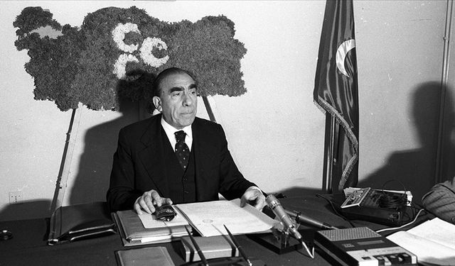 Alparslan Türkeş için camilerde mevlidi şerif okutulacak