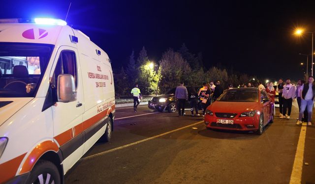 Kırmızı ışıkta zincirleme kaza, otomobil sürücü kaçtı