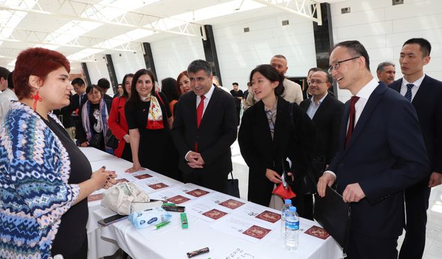 Üniversite öğrencileri miniklerin yüzlerini güldürdü