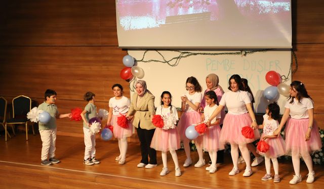 Özel gereksinimli öğrenciler sahneyi renklendirdi