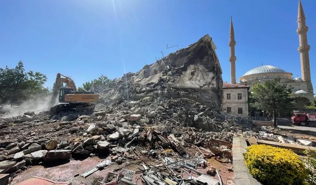 Hükümet konağı yerle bir oldu