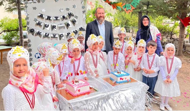 Minikler Kur’an-ı Kerim’e geçmenin sevincini yaşadı