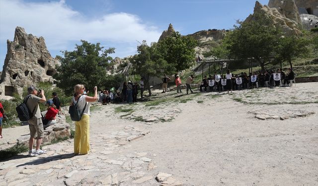 Tarihi mekanda turistlere müzik dinletisi