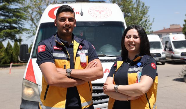 Sağlıkçı çift hayat kurtarmak için saniyelerle yarışıyor