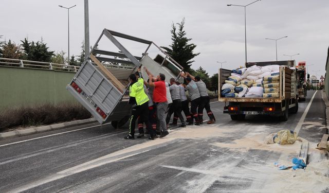 Un yüklü kamyonet devrildi: 2 yaralı (video)