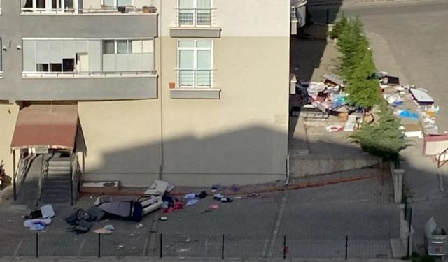 Sinir krizi geçiren adam eşyaları 6. kattan sokağa attı