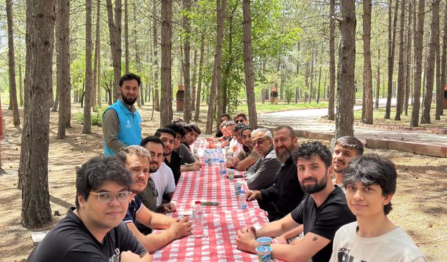 Üniversiteli gençler piknikte moral buldu