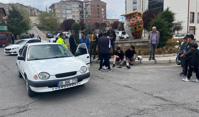 Motosiklet ile otomobil çarpıştı: 2 yaralı