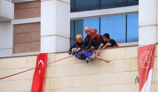 Üniversitede nefes kesen tatbikat