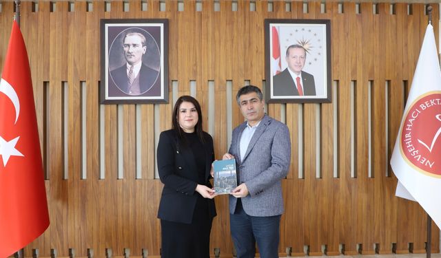 Dr. Serbest’ten Rektör Aktekin’e özel hediye