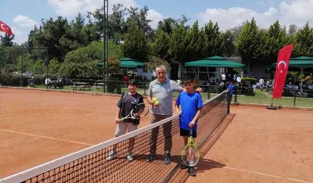 Özyayla Tenis Takımı bölge üçüncüsü oldu