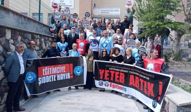 Okulu basan veli öğretmenleri darp etti