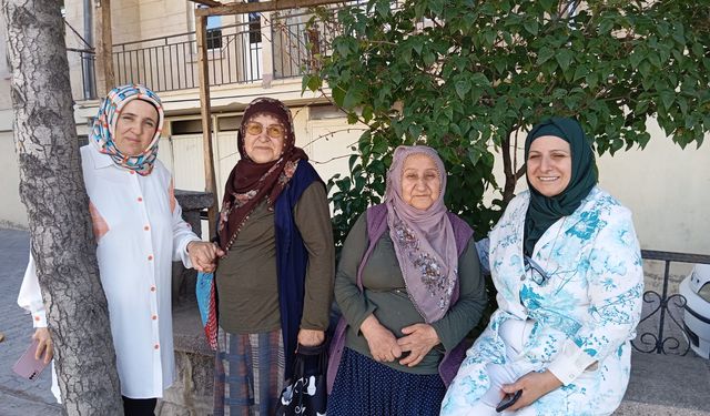 AK Partili kadınlar Ürgüp’te kapı kapı dolaştı