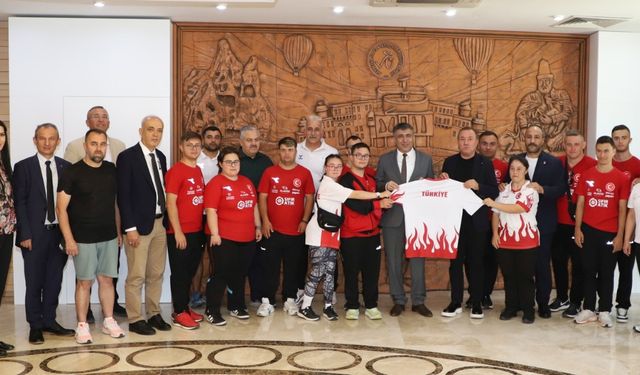 Milli takım sporcularından Rektör Aktekin’e ziyaret