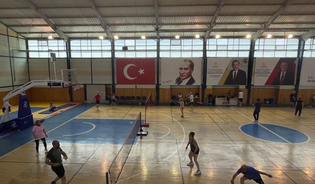 Başkan Sarıtaş badminton müsabakalarını takip etti