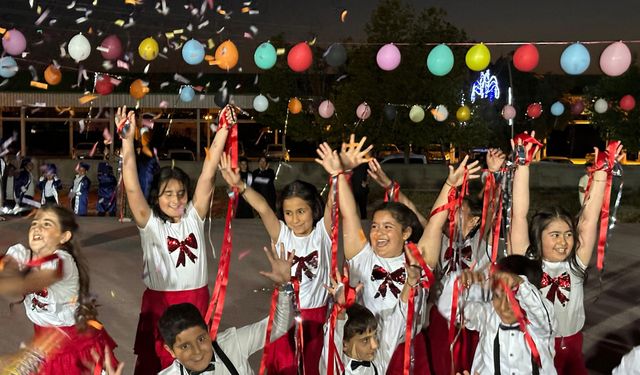 Kalabalı miniklerden unutulmaz yıl sonu gösterisi