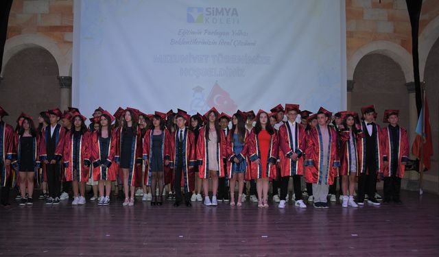 Simya Koleji 8. sınıf öğrencilerine coşkulu mezuniyet