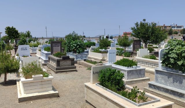 Derinkuyu mezarlığında bayram temizliği