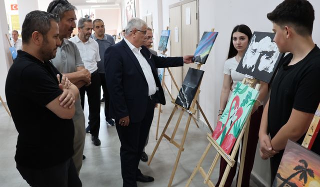 Öğrencilerin resimleri sergilendi