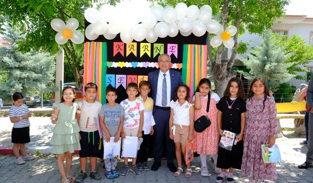 Başkan Çiftci öğrencilere karne dağıttı
