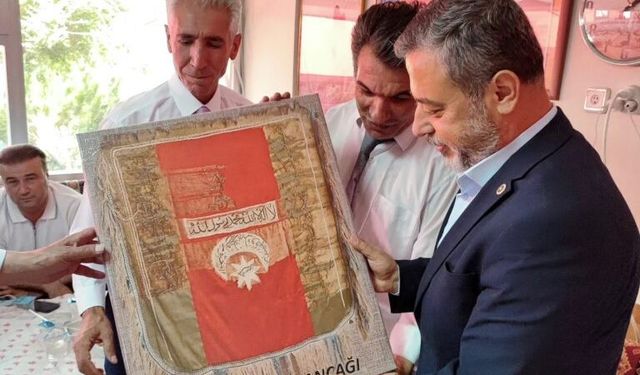 600 yıllık sancağın örneği Özgün’e hediye edildi
