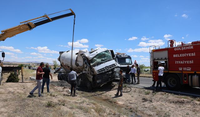 Beton mikseri devrildi: 1 yaralı