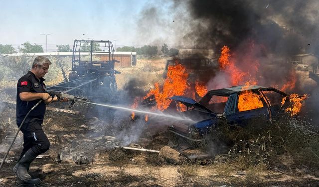 Nevşehir’de hurda araçlar yandı