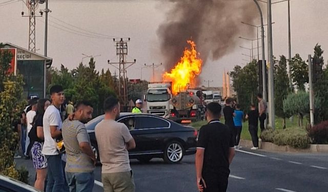 Seyir halindeki tırın dorsesi alev aldı