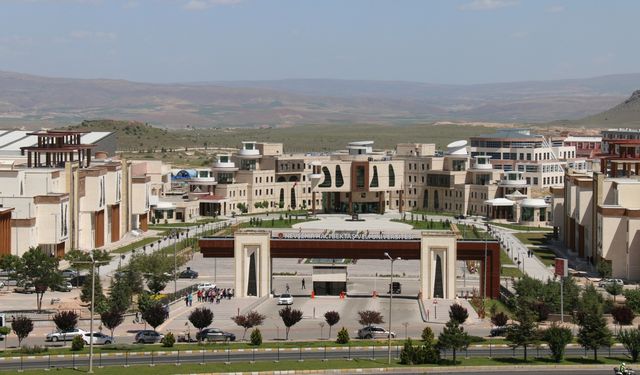 50 öğrenciye “Kâinatın Övüncü Hz. Muhammed” kitabı hediye