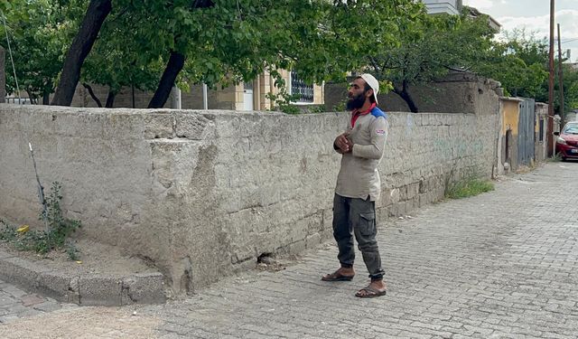 Suriyeli mülteci ceza yememek için namaza durdu