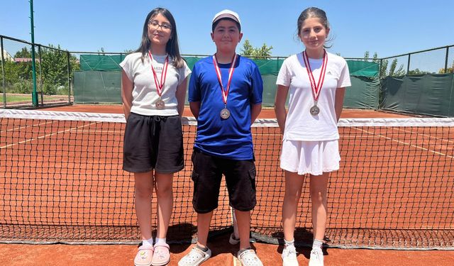 Nevşehirli 3 sporcu tenis müsabakalarında derece yaptı