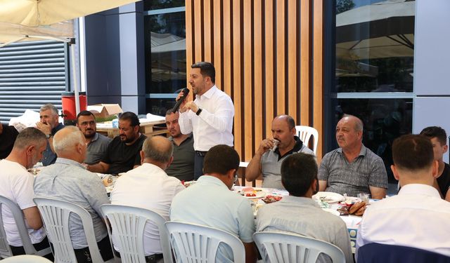 El emeği Türk bayrağı Bakan Yardımcısı Yazgı’ya hediye edildi