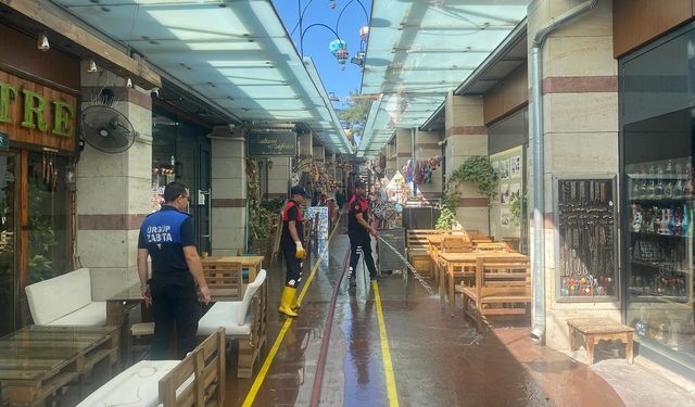 Turistlerin uğrak noktası Melek Girmez Sokak temizlendi
