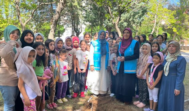 Kur’an kursu öğrencilerine badem fidanı dağıtıldı