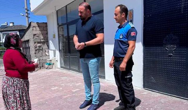 Yolda bulduğu bir deste parayı yetkililere teslim etti