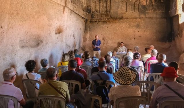 Açıksaray Ören Yeri yabancı turistlerin ilgisini çekiyor