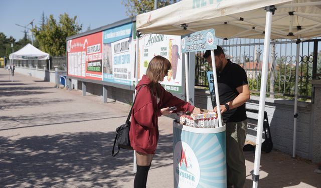 Belediyeden üniversite öğrencilerine ikram