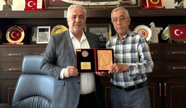 Eski Başkan Mızrak’tan Başkan Eren’e teşekkür plaketi