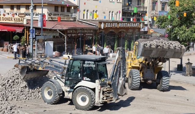 Asfalt çalışması için kilit parkeler söküldü