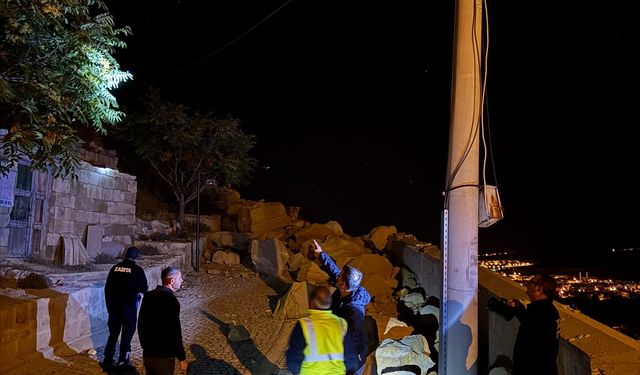 Ürgüp’te riskli kaya gece saatlerinde çöktü