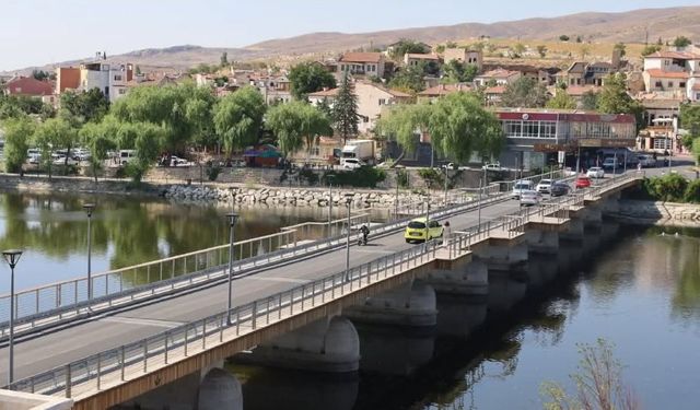 Avanos’un Tarihi Taşköprüsü trafiğe kapatıldı