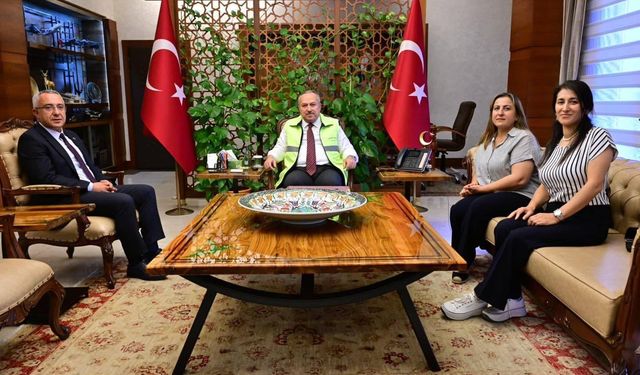 Gülşehirli kadınların el emekleri Vali Fidan’a hediye edildi