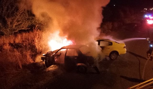 Nevşehir’de çarpışan otomobiller alev aldı: 2 yaralı