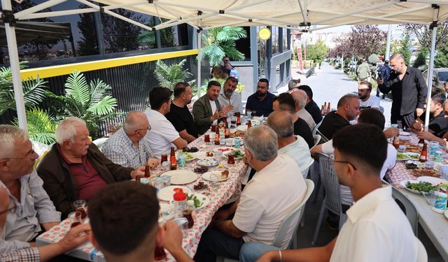 Başkan Arı şehrin her noktasında vatandaşlarla buluşuyor